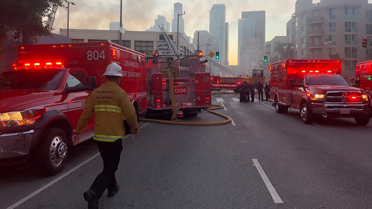 Plusieurs camions de pompiers immobilisés sur un boulevard.