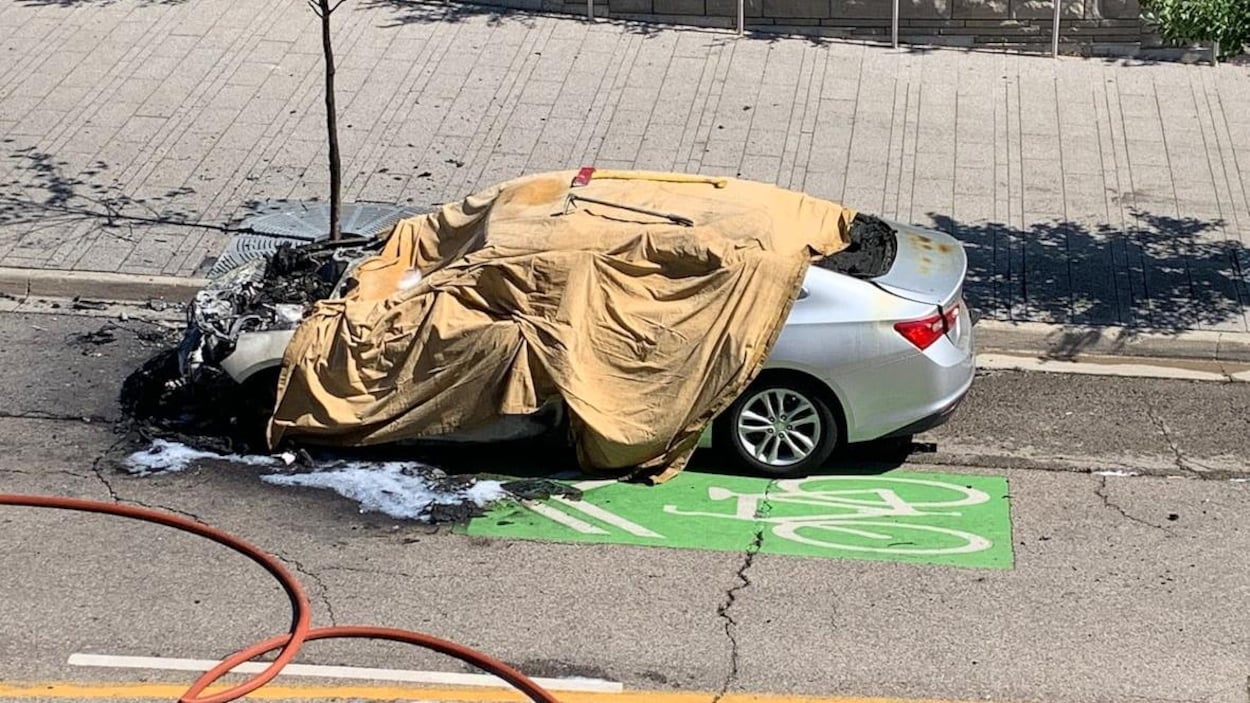 Un véhicule couvert d'une bâche