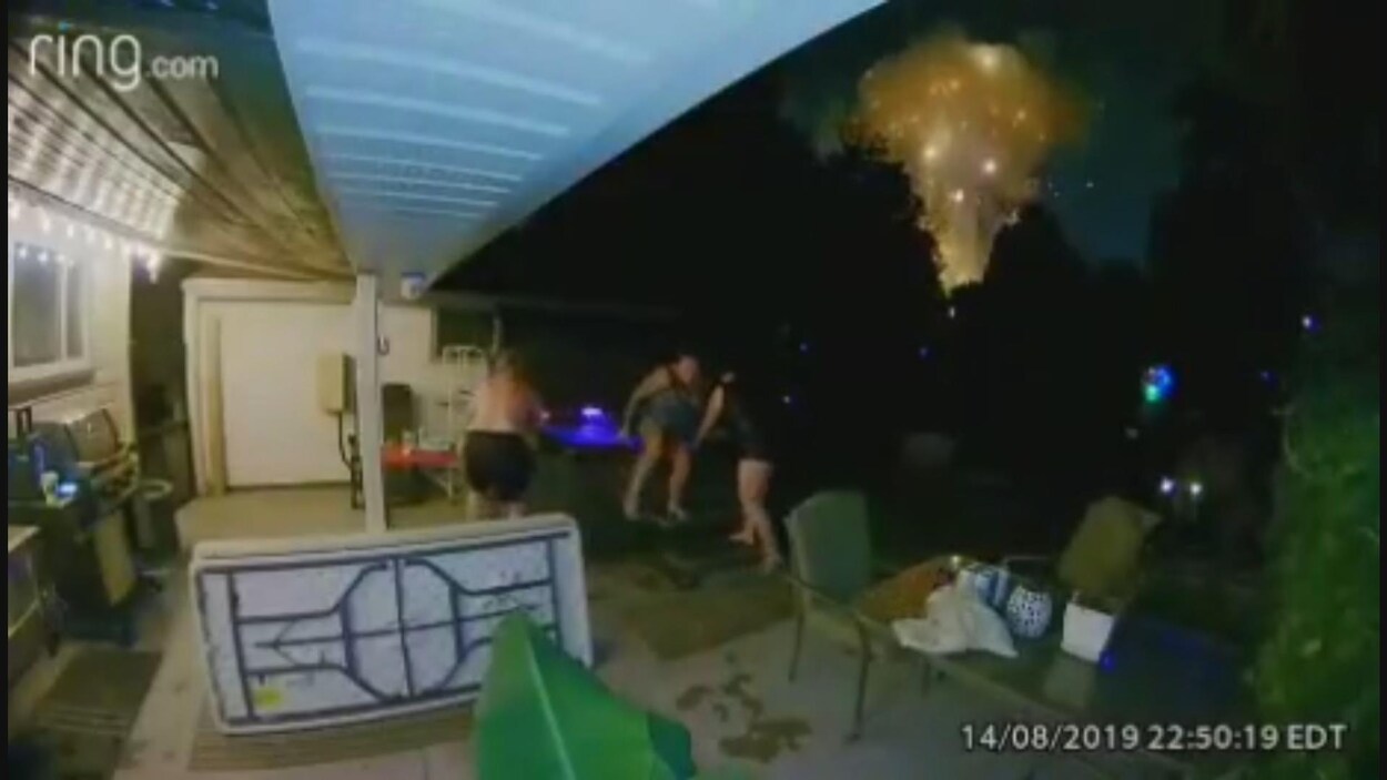 Sur l'image on voir Nikki Best, son mari et une autre personne fuir au moment de l'explosion.
