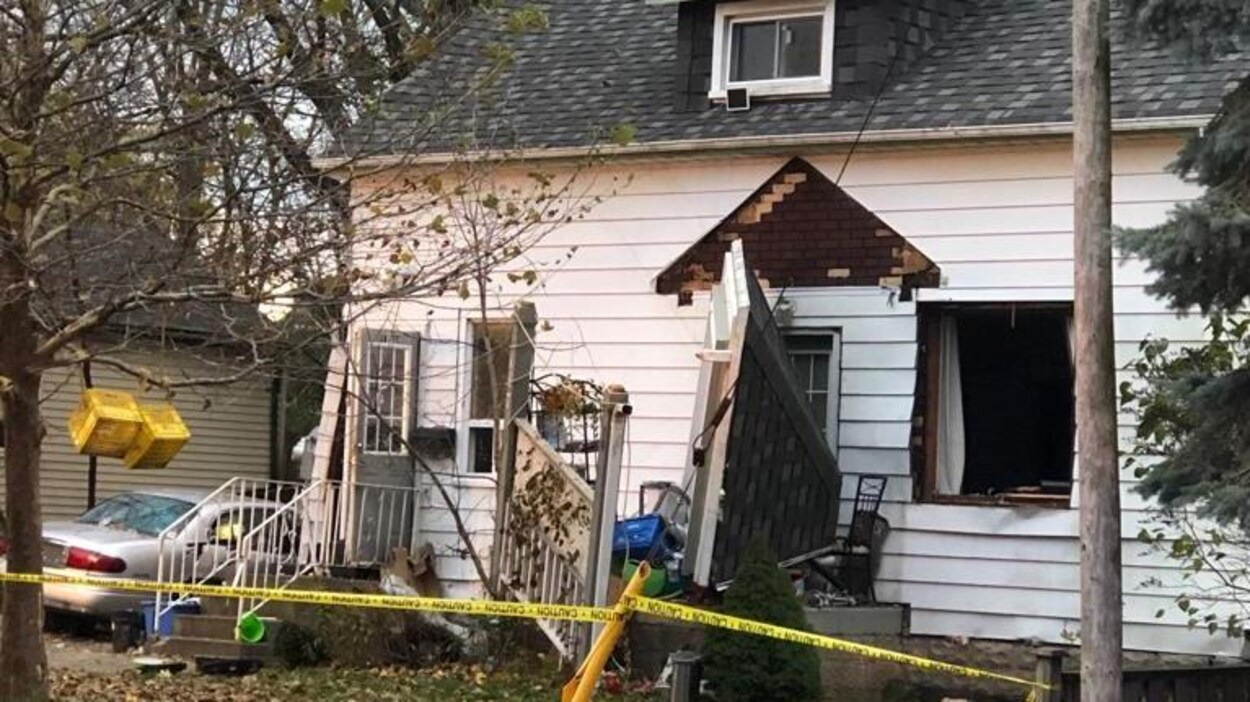 Photo d'une maison blanche dont un mur et une portion du portique ont été soufflés par une explosion. Photo d'une maison blanche dont un mur et une portion du portique ont été soufflés par une explosion.