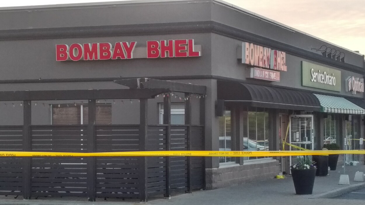 Photo d'une banderole jaune de police devant un restaurant Photo d'une banderole jaune de police devant un restaurant