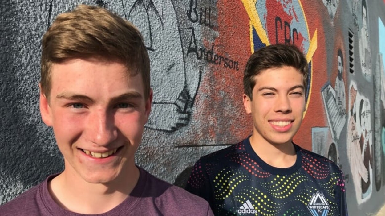 Bruce Porter et Gavin Howells devant une murale à l'extérieur d'un bâtiment.