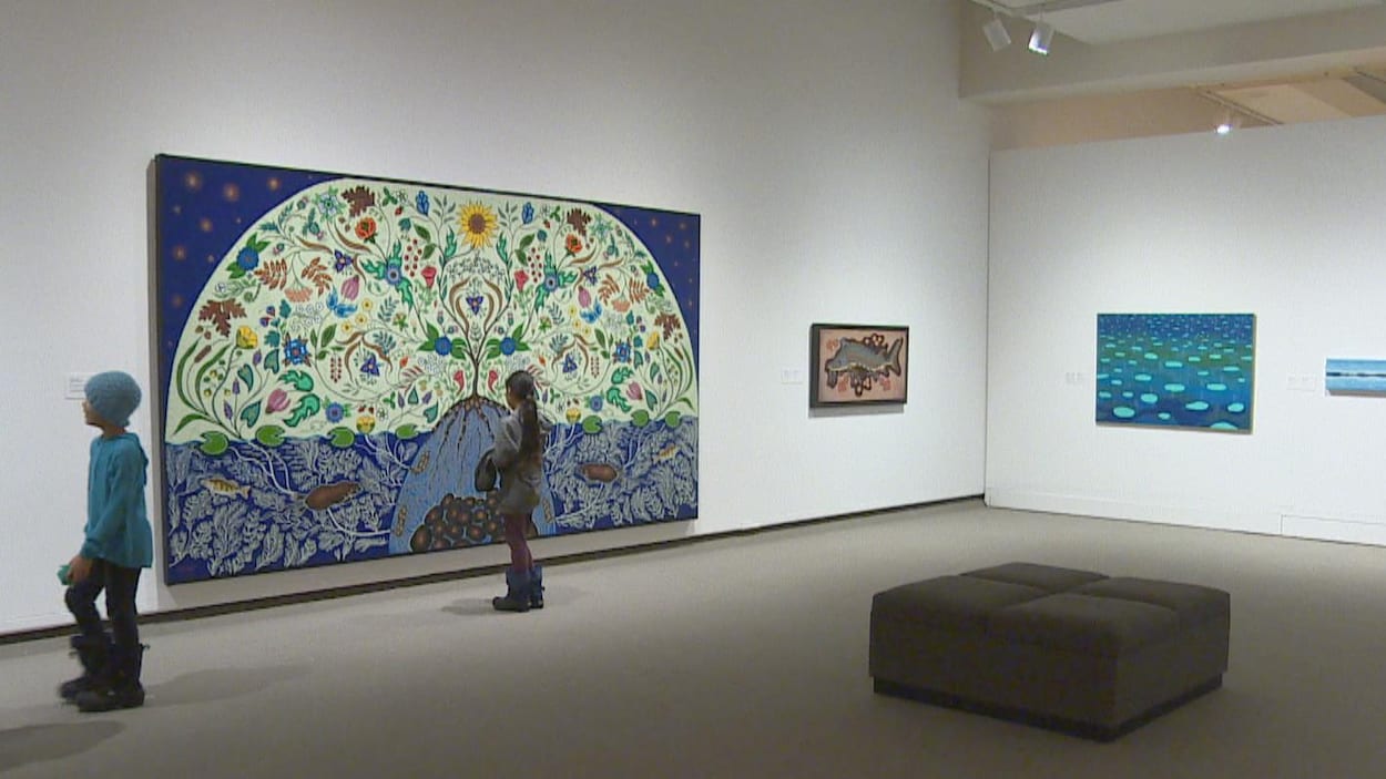 Une jeune fille regarde un tableau dans une salle du Musée d'art MacKenzie de Regina.