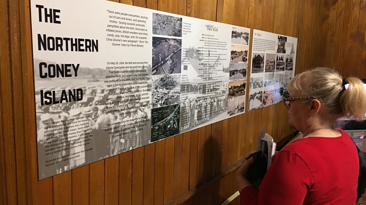 Une femme regarde les photographies exposées au musée