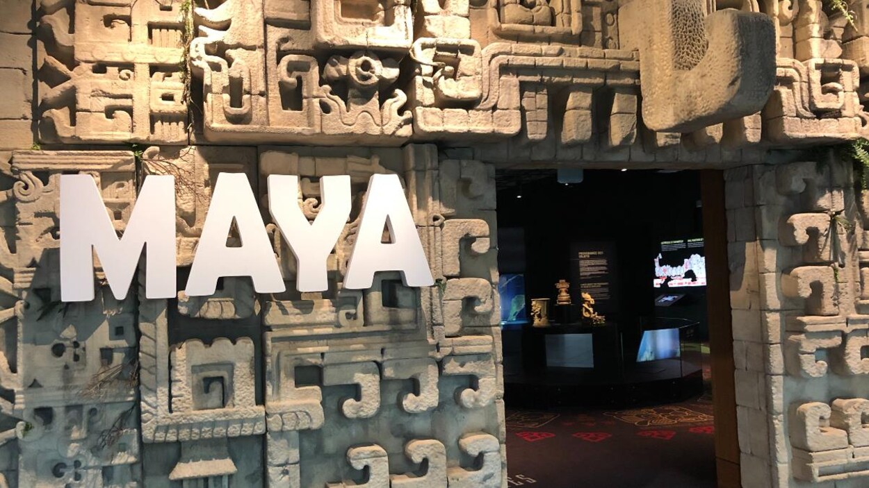 La porte d'entrée de l'exposition avec le mot maya en grosse lettre. 