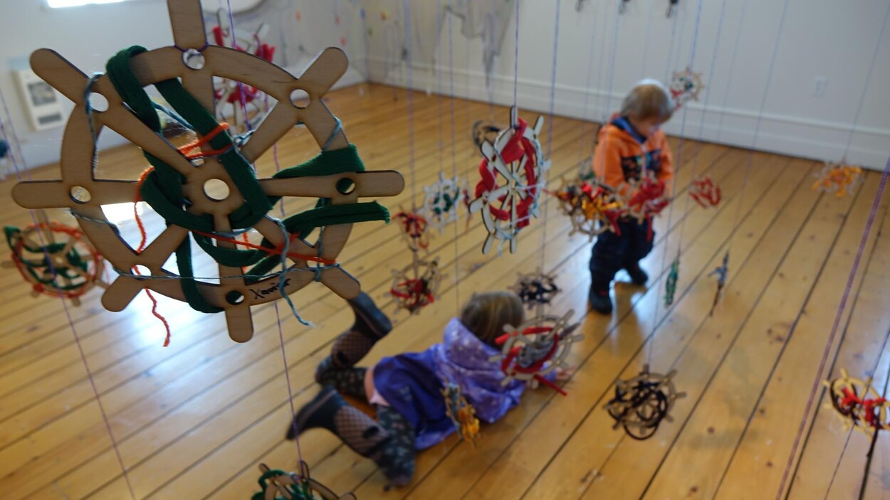 Des enfants circulent dans la salle d'exposition.