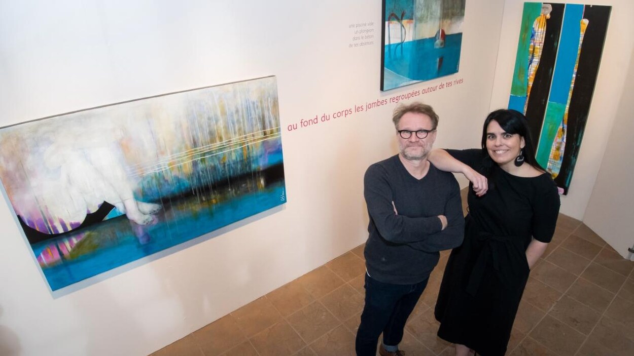 Sylvain Leblanc et Mélanie Noël devant plusieurs oeuvres de l'exposition Remous.