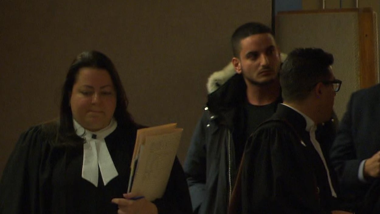 Ezra Cohen (jeune homme avec un manteau à capuchon), dans un couloir du palais de justice de Montréal, en compagnie de la procureure aux poursuites criminelles et pénales Roxane Laporte et de son avocat Jonathan Gordon.