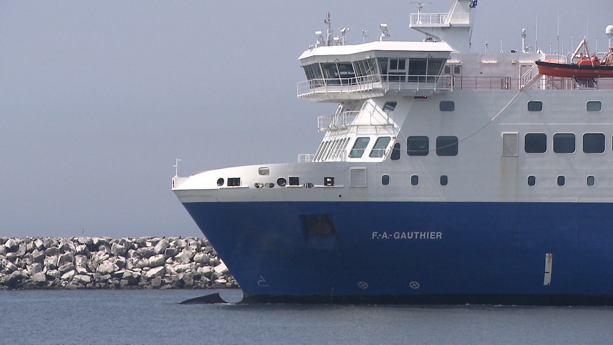 Le traversier F.-A.-Gauthier qui relie Matane à la Côte-Nord passe près d'un brise-lame.
