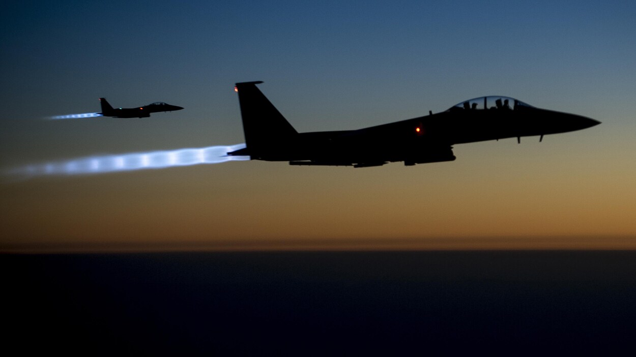 Deux chasseurs bombardiers américains volent dans le ciel.