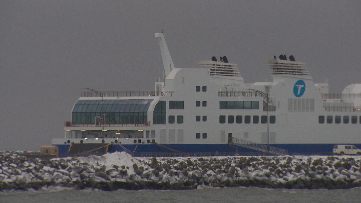 Le navire au quai de Matane.