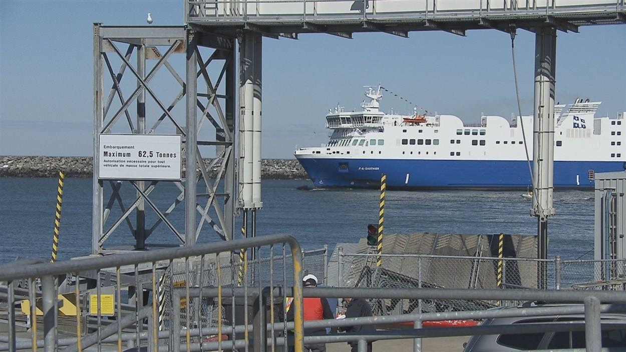 Le navire F.-A.-Gauthier est près d'une rampe d'embarquement dans un port.