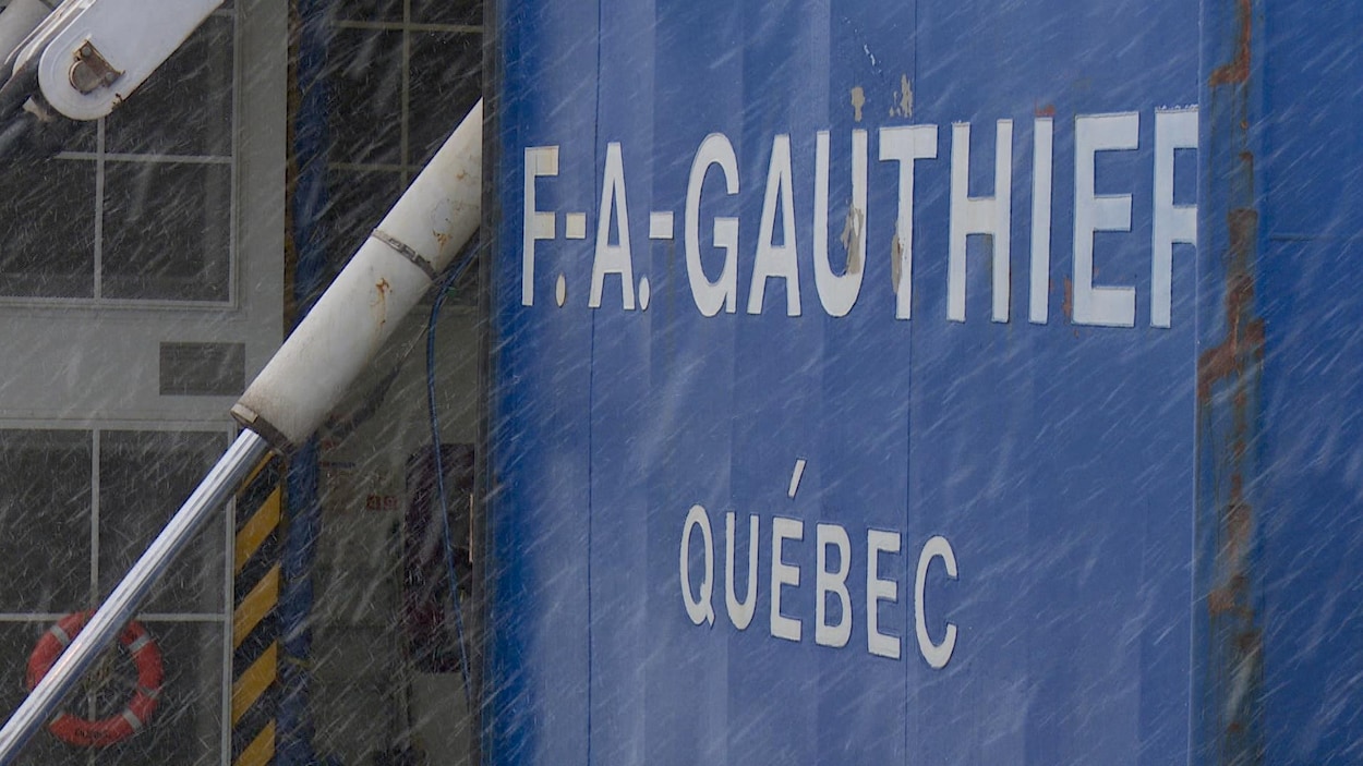 Le nom F.-A.-Gauthier gravé sur le traversier.
