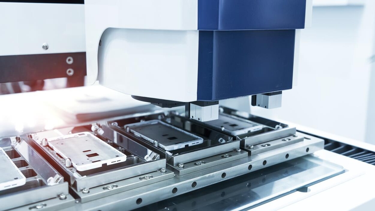 Un robot fabrique des téléphones intelligents.