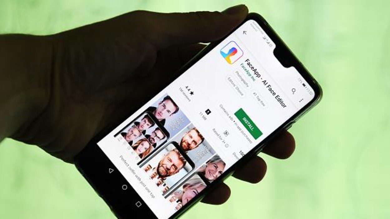 L'application FaceApp affichée sur l'écran d'un téléphone intelligent.
