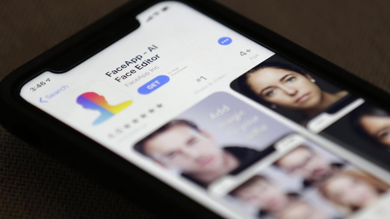 Le téléchargement de l'application FaceApp est proposé sur un écran de téléphone.
