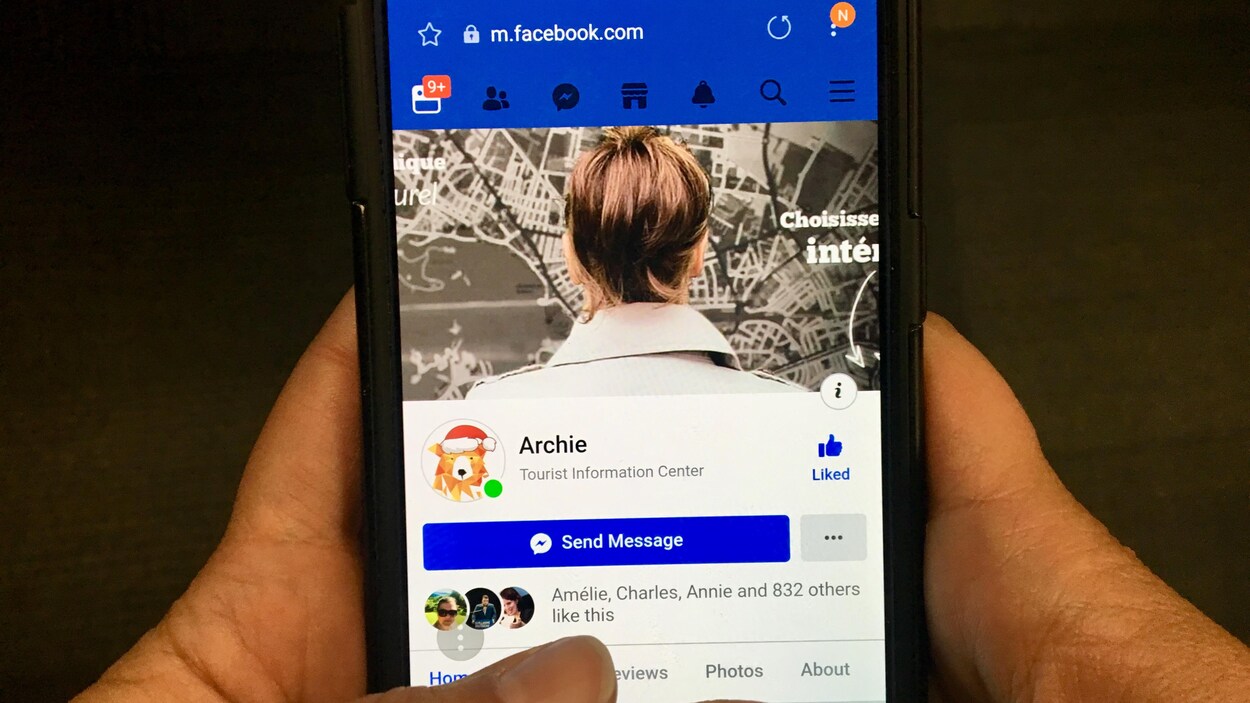 Un téléphone cellulaire sur lequel on voit la page Facebook d'Archie.