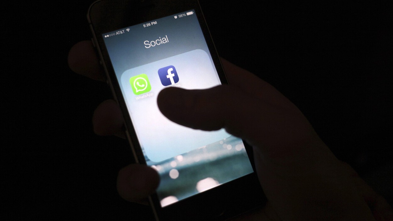 Une personne tient un cellulaire