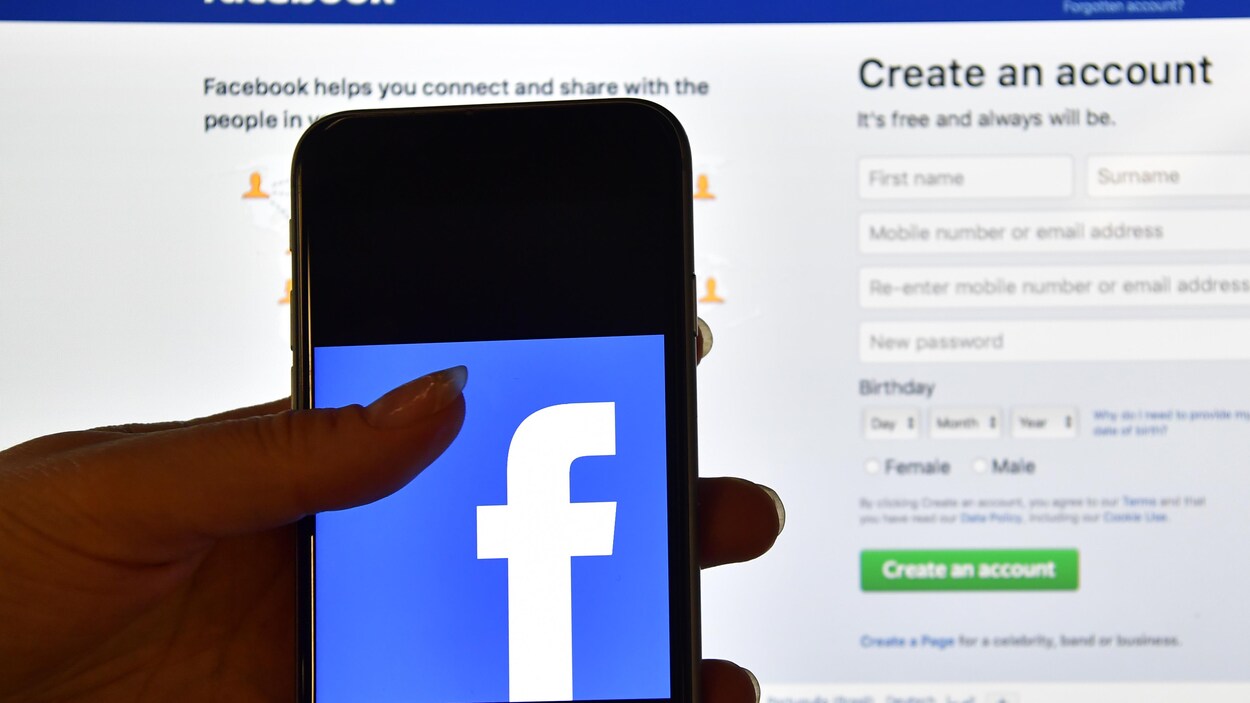 Le logo de Facebook apparaît sur l'écran d'un téléphone portable.
