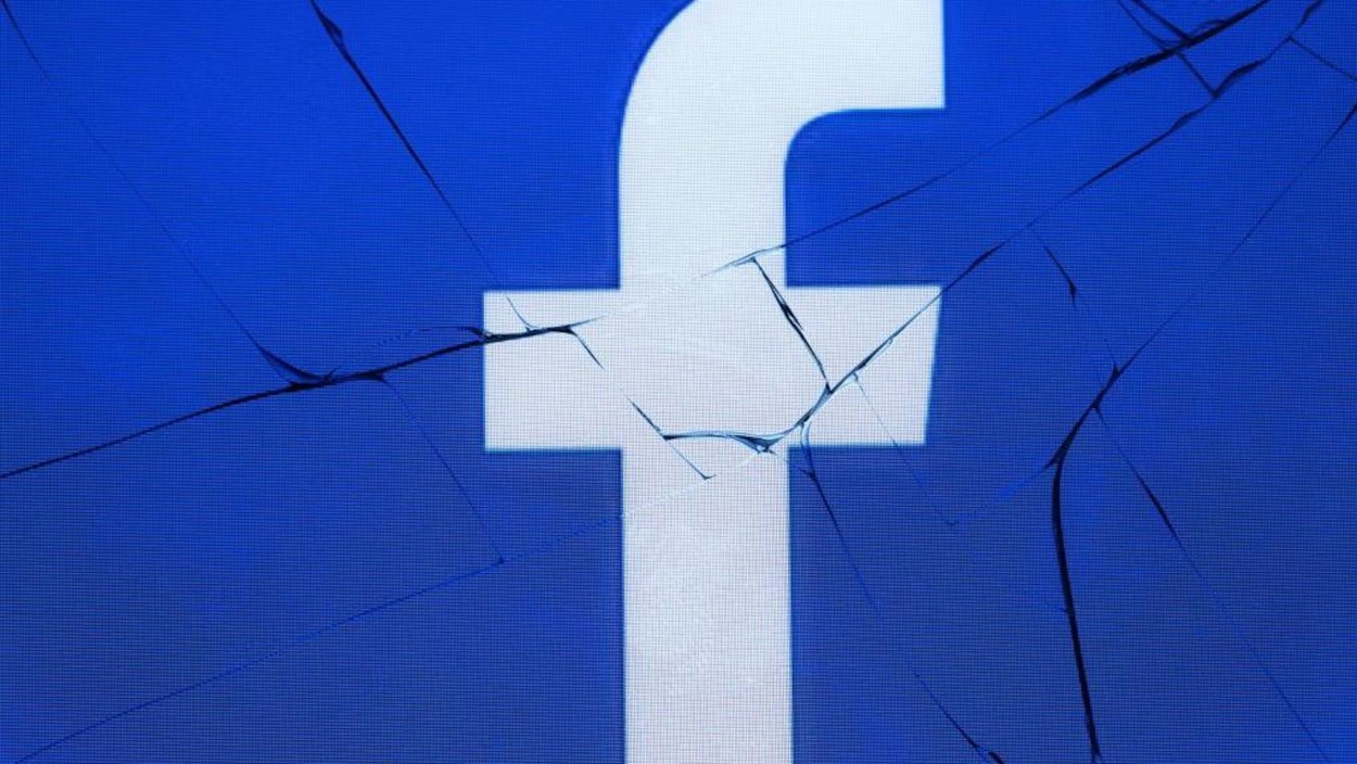 Logo de Facebook sur un écran brisé