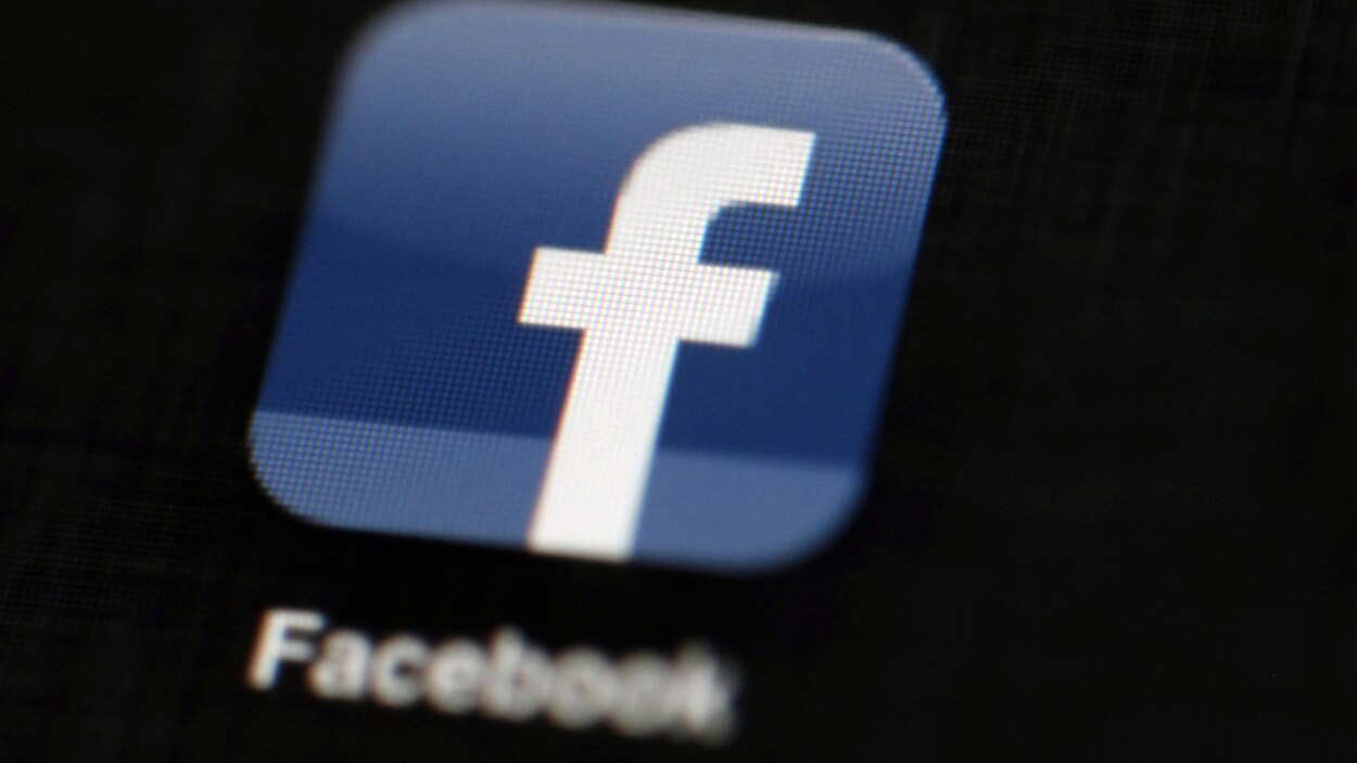 L'image montre l'application de Facebook sur un iPad en plan rapproché.