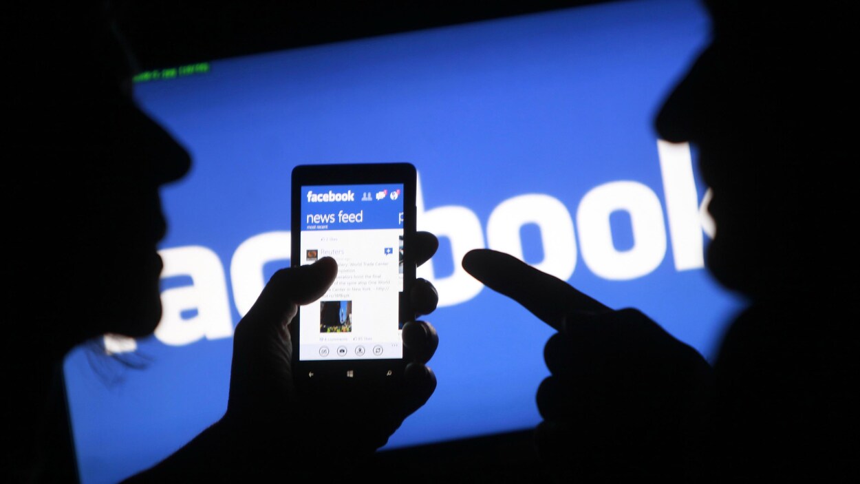 Facebook sur un téléphone cellulaire.