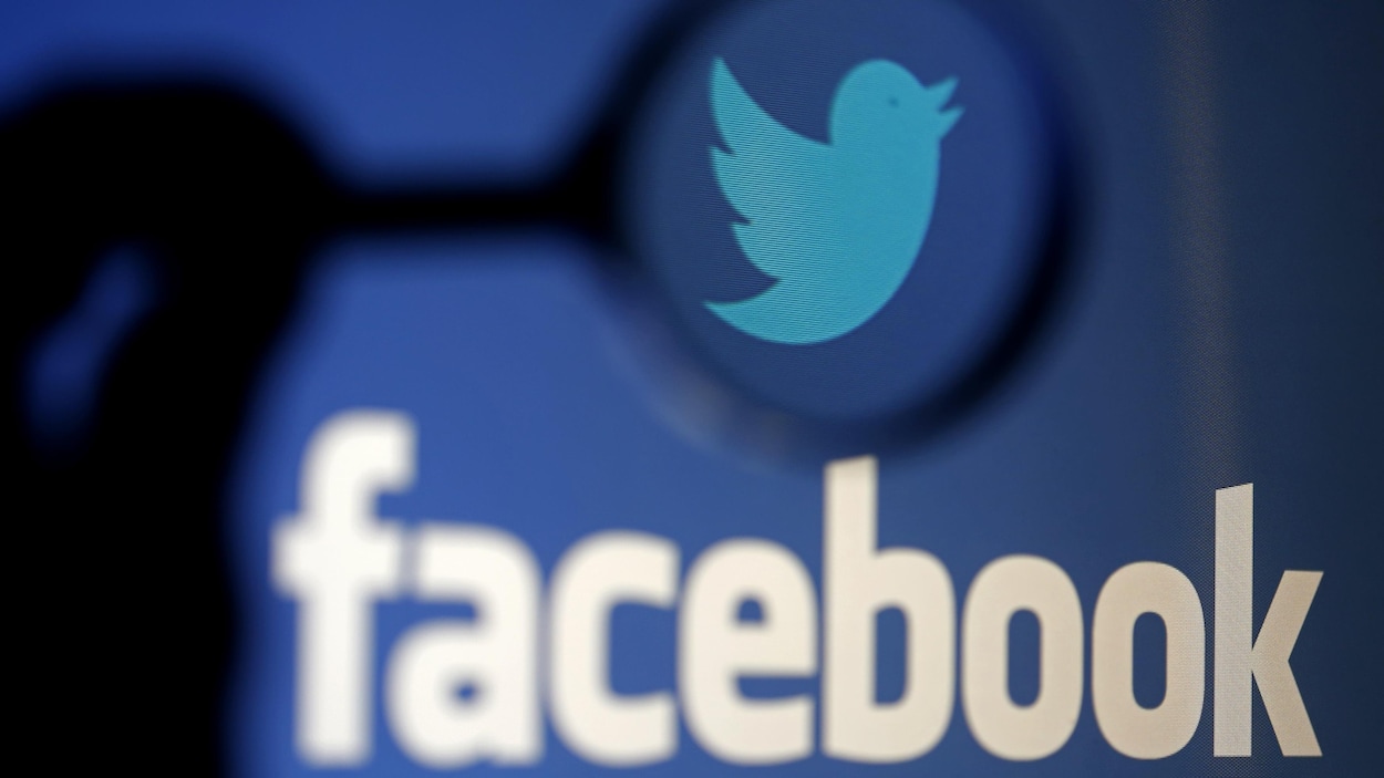 Les logos de Twitter et de Facebook.