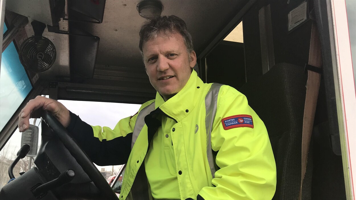 Paul Lussier au volant de son camion.