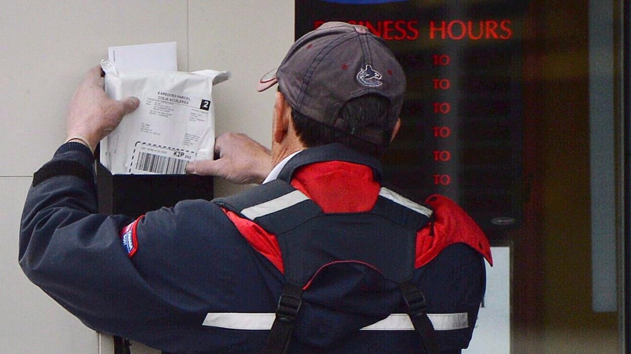 Un facteur livre le courrier à Ottawa.