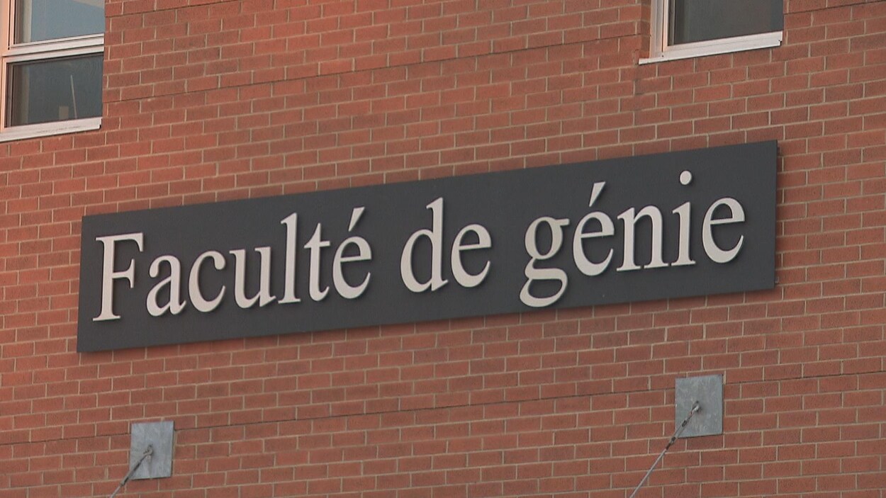 Une enseigne accrochée sur un mur de brique, sur laquelle il est inscrit Faculté de Génie