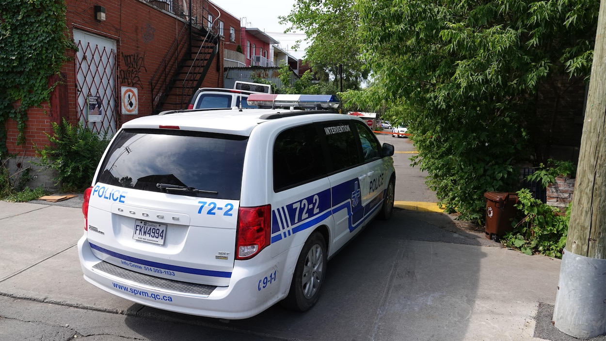Une autopatrouille bloque l'accès à la ruelle où a été retrouvé l'homme blessé.