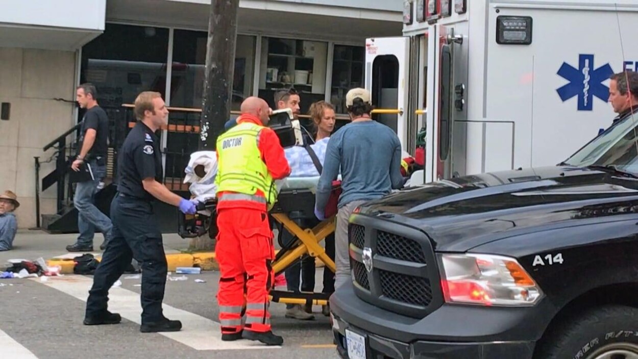 Une femme est transportée sur une civière après une attaque.