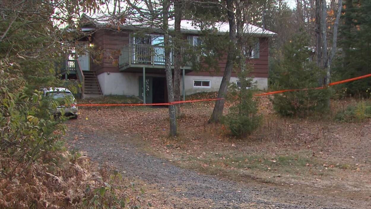 Un ruban de la police empêche l'accès au chalet où a eu lieu la soirée qui a dégénéré.