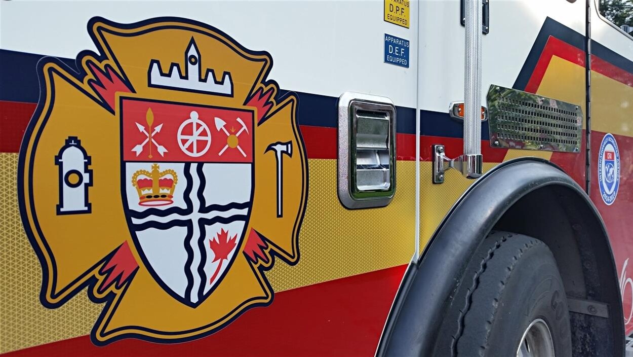 Un camion de pompier sur lequel on peut voir le logo du Service des incendies d'Ottawa.
