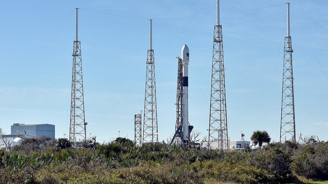 Une fusée est prête sur une rampe de lancement dans un champ en Floride.