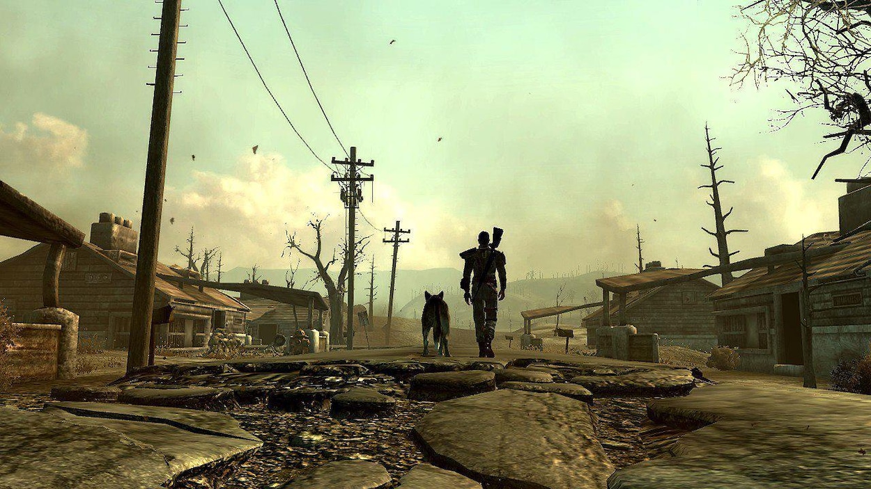 Un homme avec un fusil au dos et un chien marchent, vus de dos, dans un univers post-apocalyptique.