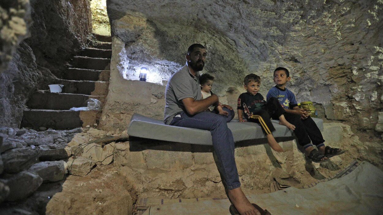 Hadheefa al-Shahadh est assis avec ses trois enfants dans un abri qu’il a creusé à l’intérieur de sa maison afin de protéger sa famille dans le village de Maar Shurin, le 11 septembre 2018. Hadheefa al-Shahadh est assis avec ses trois enfants dans un abri qu’il a creusé à l’intérieur de sa maison afin de protéger sa famille dans le village de Maar Shurin, le 11 septembre 2018.