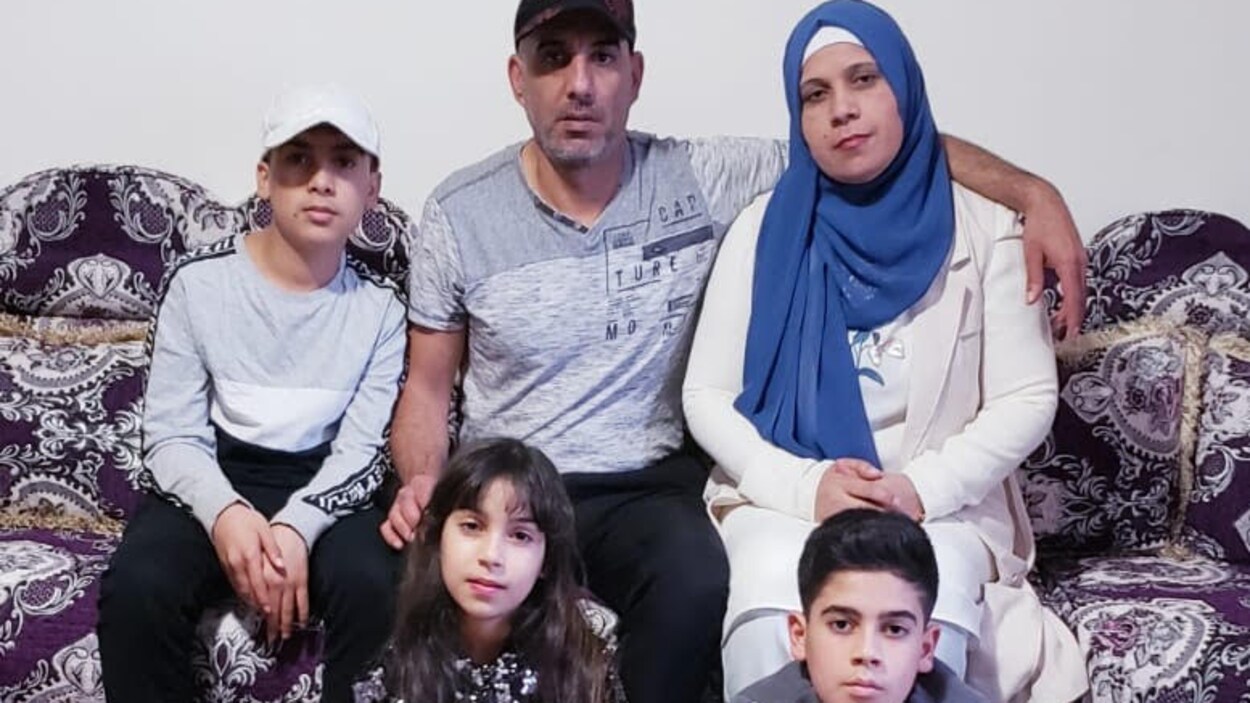 Portrait de la famille sur un divan.