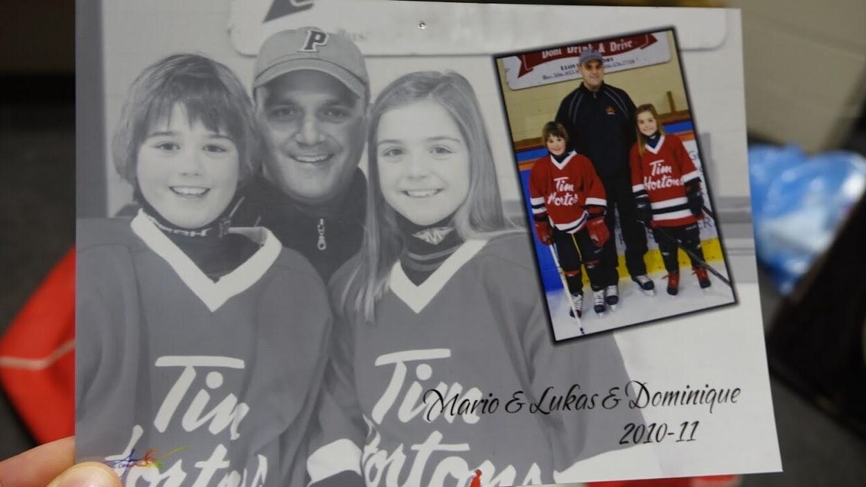 Photo d'un père et ses deux enfants sur une patinoire de hockey