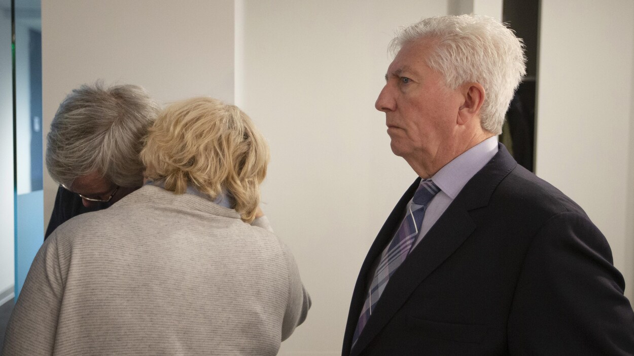 Me Marc-Antoine Cloutier, accompagné de quelques membres de la famille Duceppe.