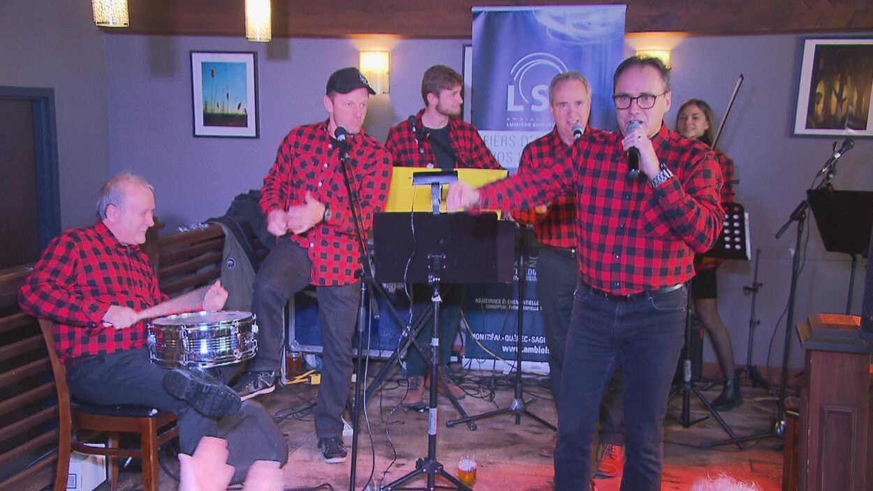Des chanteurs et des musiciens offrent une prestation.