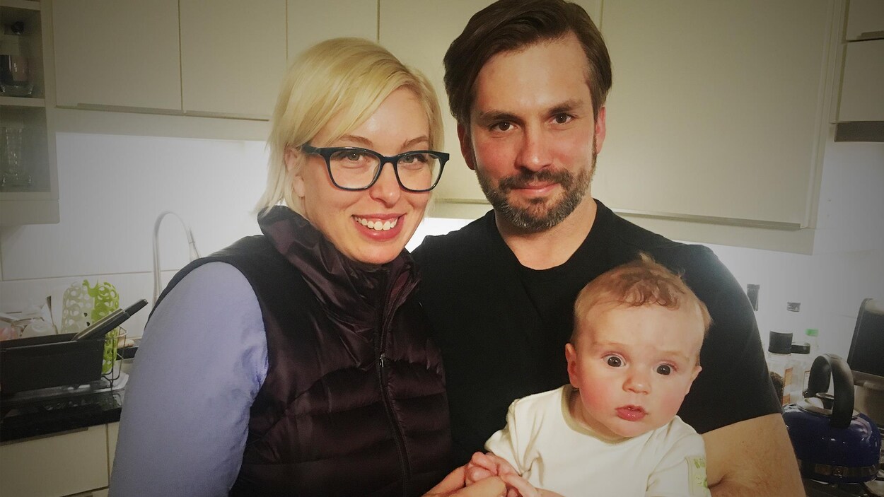 Julianna Charchun vient de retourner au travail. C'est son conjoint, Harold Semenuk, qui reste à la maison pour s'occuper de leur petit bébé dans les prochains mois. Julianna Charchun vient de retourner au travail. C'est son conjoint, Harold Semenuk, qui reste à la maison pour s'occuper de leur petit bébé dans les prochains mois.