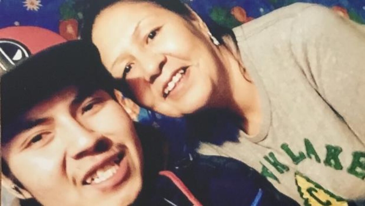 Cette photo est la dernière de Joey Knapaysweet prise avant son départ de Fort Albany pour Timmins dans le but « d'obtenir de l'aide pour améliorer sa vie », selon le communiqué de la famille. Sur la photo, il est avec sa mère, Micheline Knapaysweet.