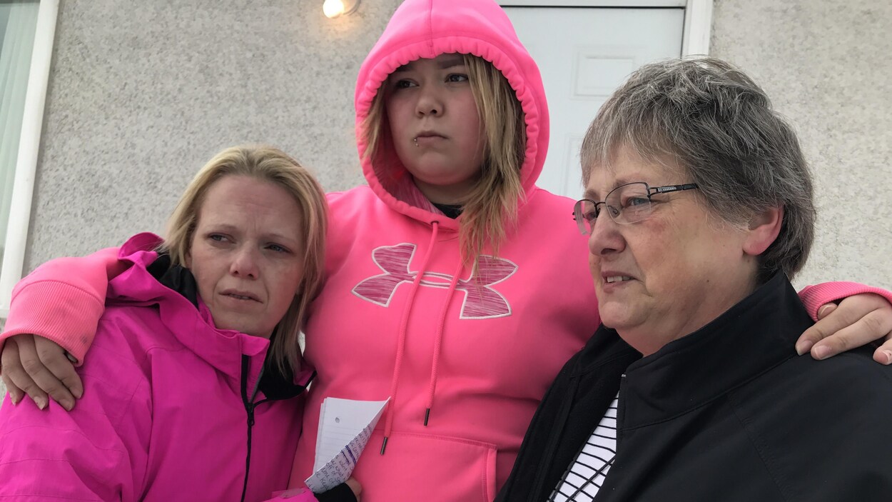 Deux femmes et une jeune regardent les caméras. Deux femmes et une jeune regardent les caméras.