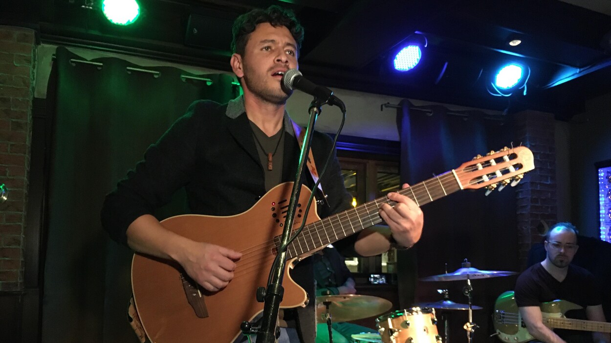 Cristian De La Luna sur scène avec une guitare