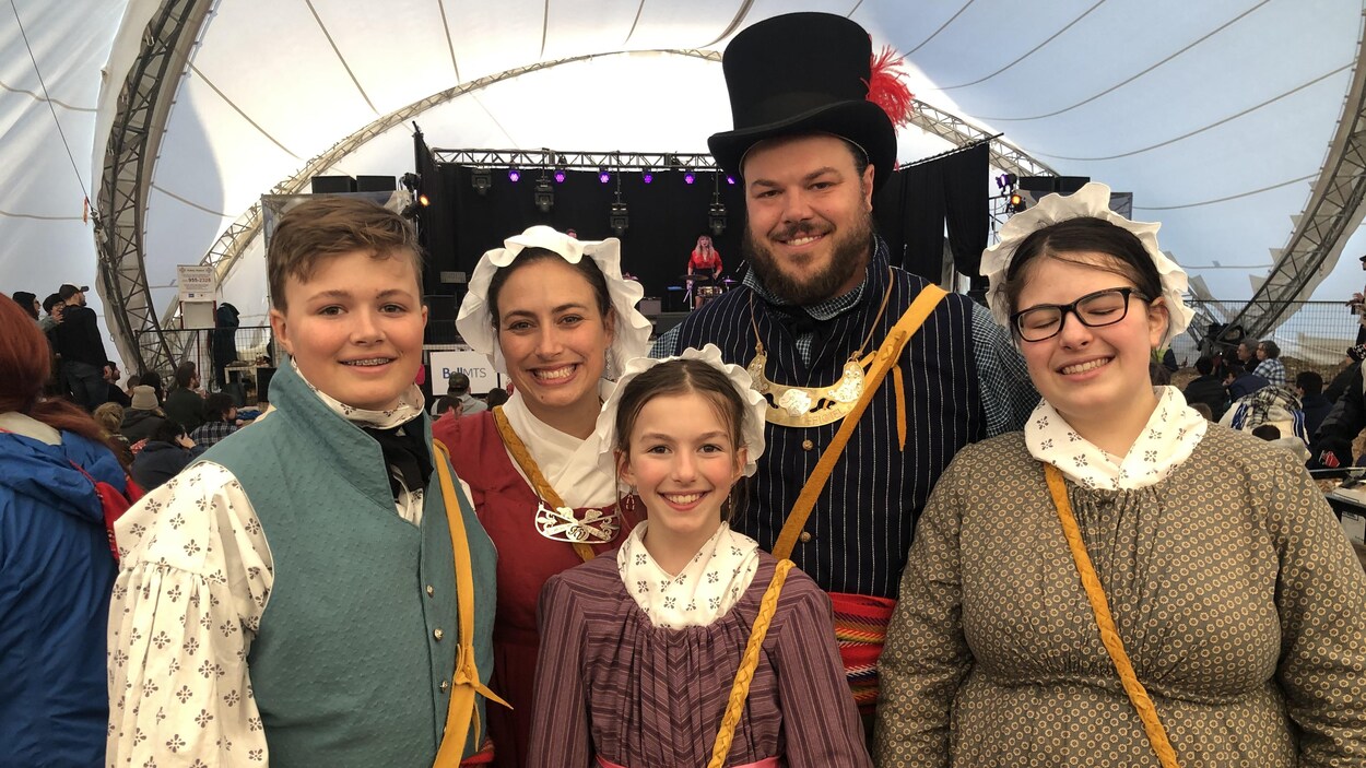La famille Turenne souriant dans l'une des tentes du Festival.