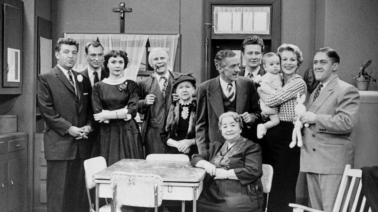 La famille Plouffe rassemblée dans la cuisine familiale
