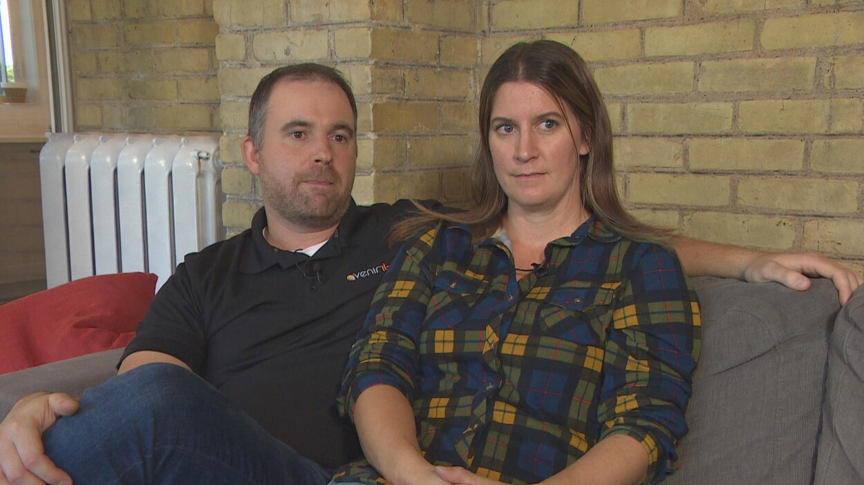 Mathieu et Alana Manaigre sont assis sur un canapé.