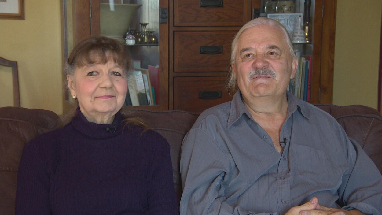 Florence et Georges Beaudry sont assis sur un canapé et sourient.