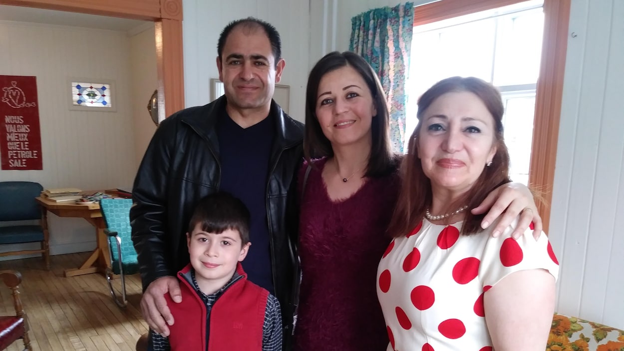 Un couple, accompagné de leur fils, et d'une femme.